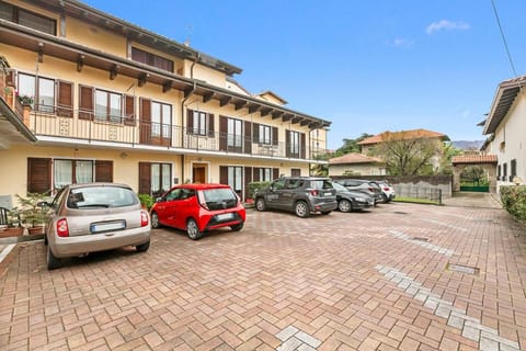 Petalo Bianco 100m from lake - Happy Rentals Apartment in Baveno