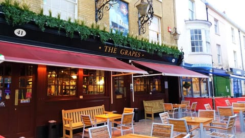 The Grapes Pub Inn in Southampton