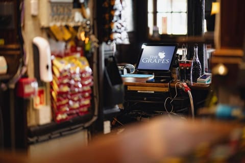 The Grapes Pub Inn in Southampton