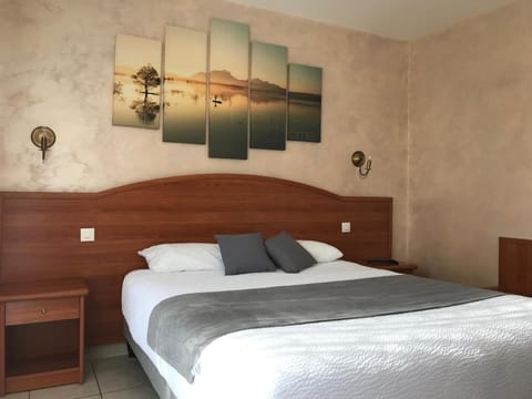 Logis Hostellerie Le Chatel Nangis Hotel in Île-de-France