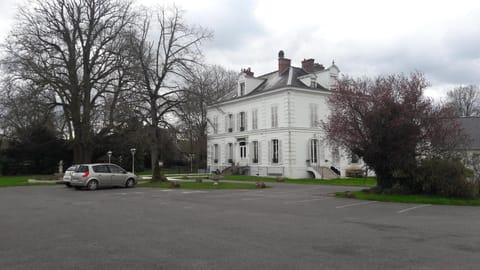 Logis Hostellerie Le Chatel Nangis Hotel in Île-de-France