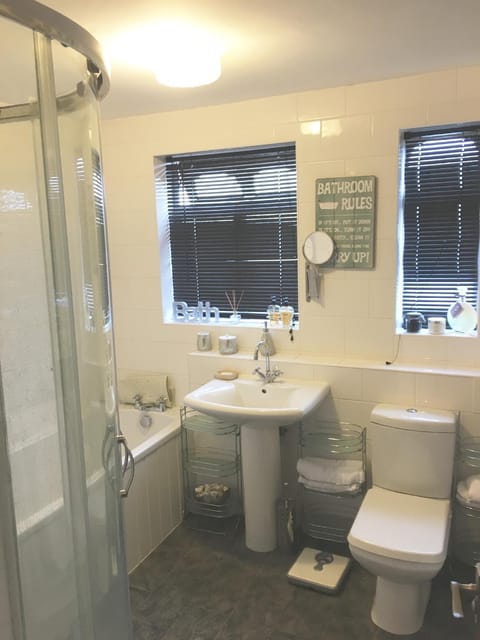 Budget Accommodation Min from M1/ 31  Free Parking Vacation rental in England