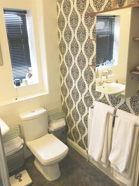 Budget Accommodation Min from M1/ 31  Free Parking Vacation rental in England