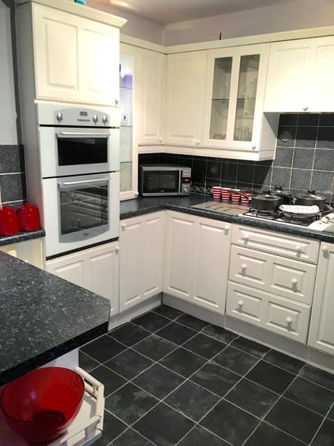 Budget Accommodation Min from M1/ 31  Free Parking Vacation rental in England