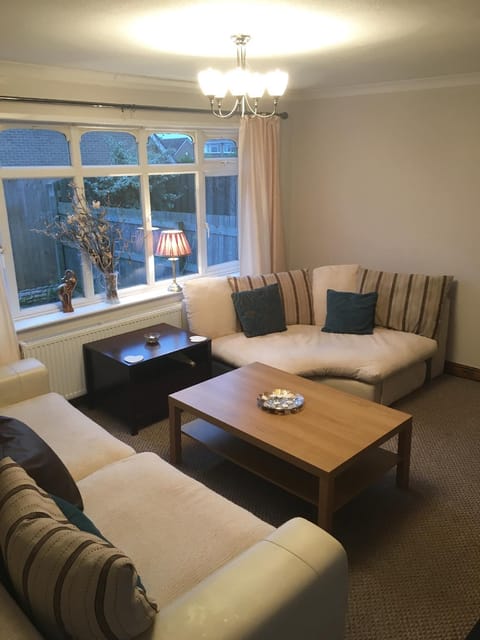 Budget Accommodation Min from M1/ 31  Free Parking Vacation rental in England