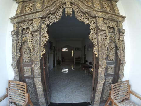 Local Hostel Amed Hotel in Abang