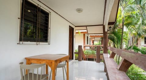 Lanta School Beach Resort Hotel in Sala Dan