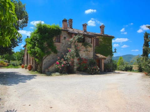 Villa in San Venanzo with Pool and Sauna Villa in Umbria