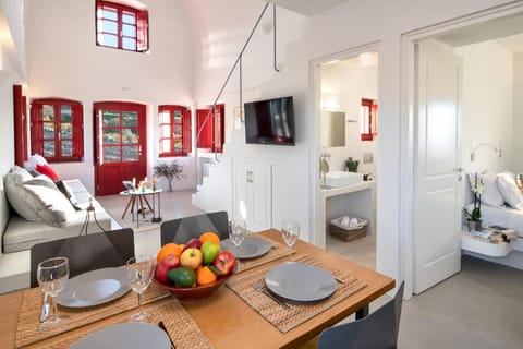 Aplada Suites Hotel in Oia