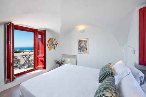Aplada Suites Hotel in Oia