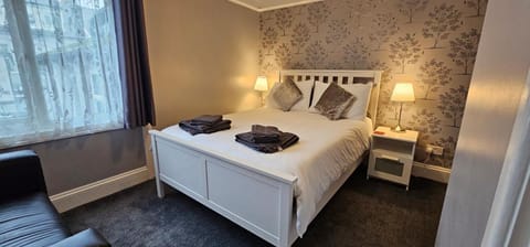 The Roslyn Guest House Bed and Breakfast in Paignton