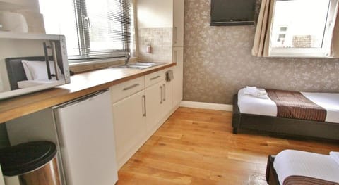 Central Studios Gloucester Road by RoomsBooked - Free Parking Hotel in Cheltenham