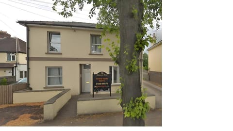 Central Studios Gloucester Road by RoomsBooked - Free Parking Hotel in Cheltenham