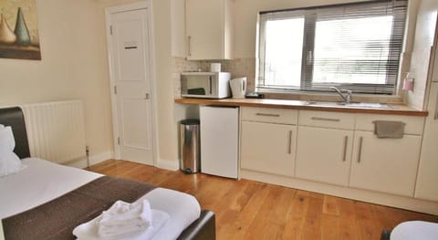Central Studios Gloucester Road by RoomsBooked - Free Parking Hotel in Cheltenham
