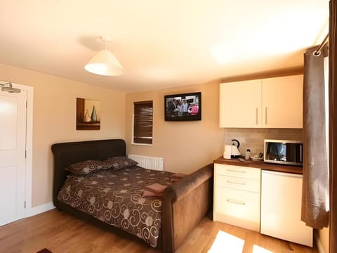 Central Studios Gloucester Road by RoomsBooked - Free Parking Hotel in Cheltenham