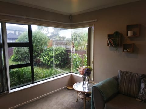 Double Room, small peninsula suburb, near airport Vacation rental in Auckland