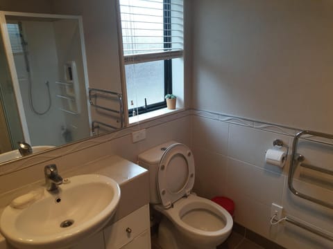 Double Room, small peninsula suburb, near airport Vacation rental in Auckland