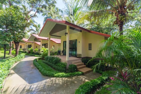 Garden Villa Khaolak Hotel in Khuekkhak