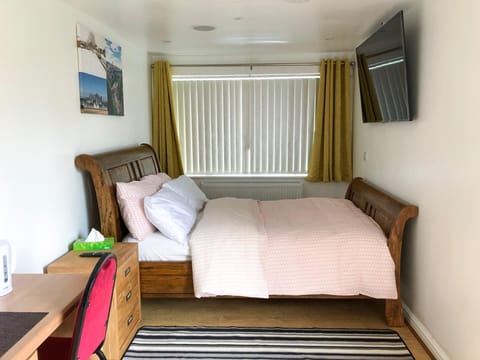 Stylish, Modern Double Room - Private Ensuite Apartment in Leeds