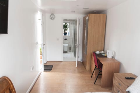 Stylish, Modern Double Room - Private Ensuite Apartment in Leeds
