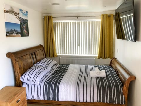 Stylish, Modern Double Room - Private Ensuite Apartment in Leeds