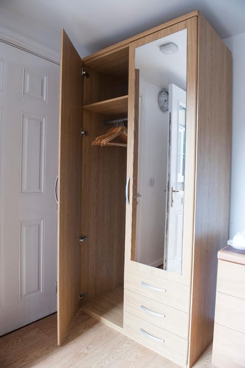 Stylish, Modern Double Room - Private Ensuite Apartment in Leeds