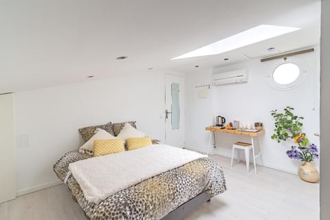 Bedroom Historical Center Place Crillon L3 Apartment in Avignon