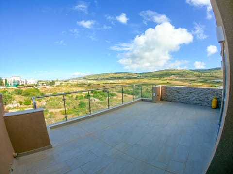 G1 Luxury Penthouse close to Golden Bay Apartment in Malta