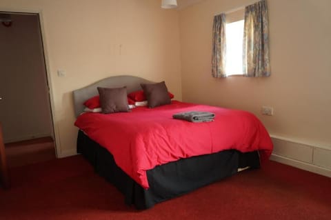 Garden Flat, edge of Exmoor, enclosed garden Apartment in West Somerset District