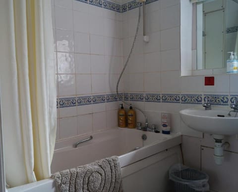 Garden Flat, edge of Exmoor, enclosed garden Apartment in West Somerset District