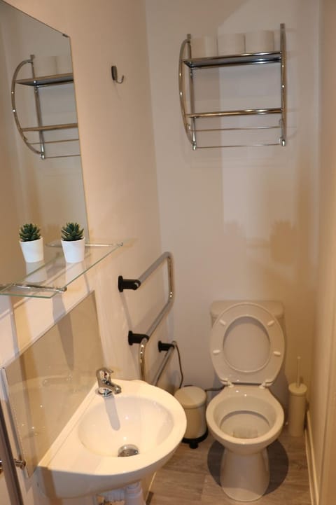 Newly Refurbished 1-Bedroom Flat near Town Centre Apartment in Stoke-on-Trent