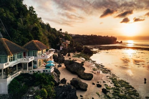 The Rocks - 6BR Beachfront Villa, Surf-in Location Hotel in Bali