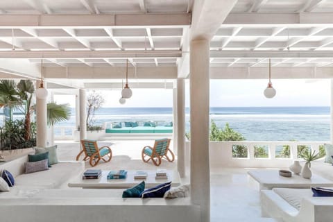 The Rocks - 6BR Beachfront Villa, Surf-in Location Hotel in Bali