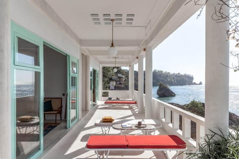 The Rocks - 6BR Beachfront Villa, Surf-in Location Hotel in Bali