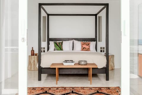 The Rocks - 6BR Beachfront Villa, Surf-in Location Hotel in Bali