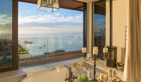 Top-end 4 bedroom Luxury Pool Villa - Clifton Villa in Camps Bay