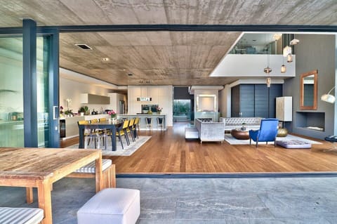 Beautiful Modern Luxury  Villa - Fresnaye - 4BR Villa in Sea Point