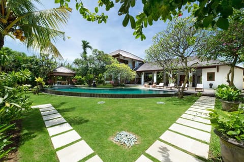 Villa Maharaj - Central Seminyak- Walk to Beach Villa in Kuta