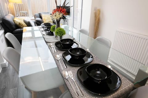 Nottingham Top Serviced Home (Chayil Experts) Vacation rental in Nottingham