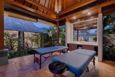 Luxury 3 Bedroom Villa Putih 2 #IR Villa in North Kuta