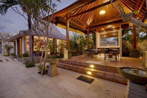 Luxury 3 Bedroom Villa Putih 2 #IR Villa in North Kuta