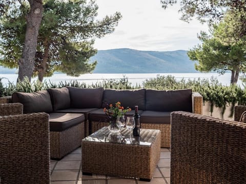Luxury Villa on the Beach w./ sunny Garden,Parking Villa in Šibenik-Knin County, Croatia