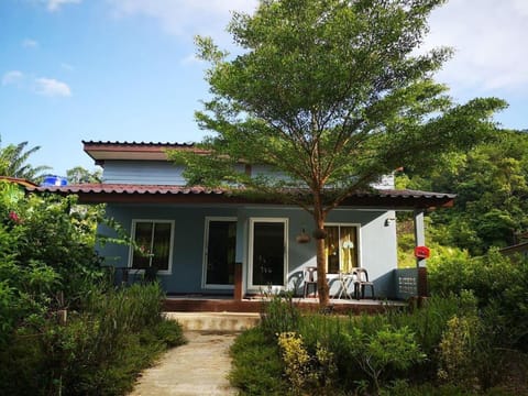 Baan Nomtham Apt 1 /mini kitchen Vacation rental in Sala Dan