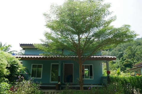 Baan Nomtham Apt 1 /mini kitchen Vacation rental in Sala Dan