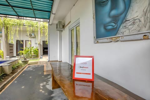 RedDoorz near Exit Toll Nusa Dua Hotel in Kuta Selatan