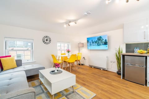 Town Center Apartment With 55'' Smart TV, Netflix Apartment in Andover