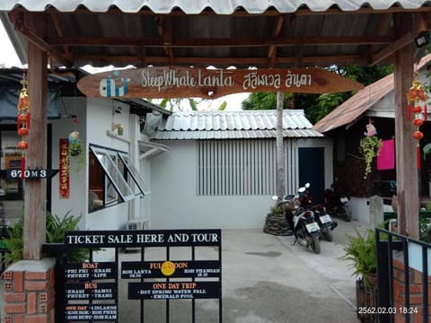 Sleep Whale Lanta Hotel in Sala Dan