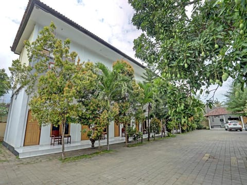 OYO 3096 Hotel Dewi Warsiki Near Gilimanuk Port Hotel in Bali