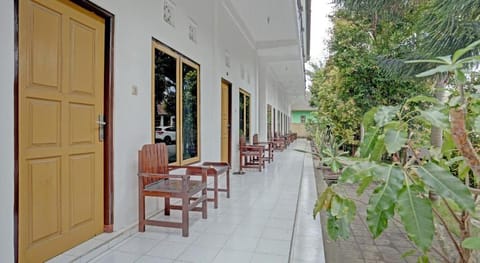 OYO 3096 Hotel Dewi Warsiki Near Gilimanuk Port Hotel in Bali