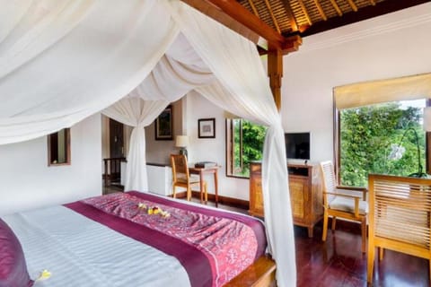 Entire 1 BR Private Pool Villa #L112 Villa in Tampaksiring